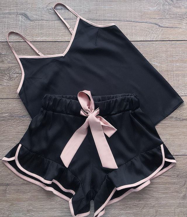 PIJAMA NEGRA CON BORDES ROSA